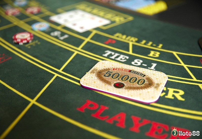 Cửa Player: cộng hai lá, lấy chữ số hàng đơn vị; 0–5 rút, 6–7 dừng, 8–9 tự nhiên thắng