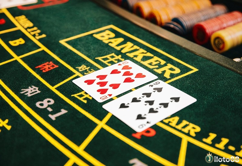 Cửa Banker: cộng hai lá, lấy hàng đơn vị; rút theo bảng phức tạp tùy lá ba Người Chơi