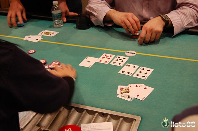 Poker có Split Pot chia đều tiền cược, còn Blackjack xuất hiện Push khi điểm số người chơi và nhà cái ngang nhau