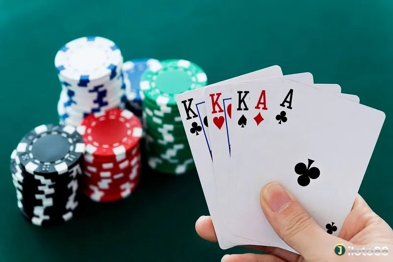 Trong thứ tự bài Poker, Sám cô và hai đôi thường gặp, đòi hỏi kỹ năng quan sát, phán đoán đối thủ để tận dụng lợi thế hiệu quả