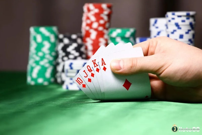 Trong thứ tự bài Poker, sảnh chúa và sảnh đồng chất là tay bài hiếm nhất, thắng tuyệt đối khi xuất hiện, áp đảo