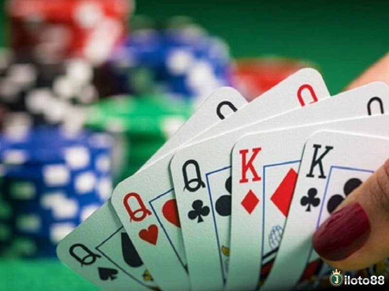 Trong thứ tự bài Poker, tứ quý mang ưu thế nhờ bốn lá đồng giá, cù lũ kết hợp sám cô và đôi, rất mạnh