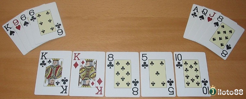 Sám cô gồm ba lá giống nhau với hai kicker, hai đôi so cặp cao trước, kicker phân thắng