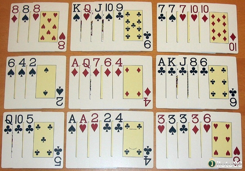 Trong thứ tự bài Poker, thùng gồm năm lá đồng chất so bằng lá cao nhất, sảnh là năm lá liên tiếp, dễ nhận diện
