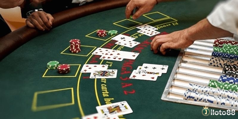 Người chơi mới quan sát dealer, người khác và lịch sử ván trước để làm quen nhịp độ và cách đặt cược trước khi tham gia thực tế