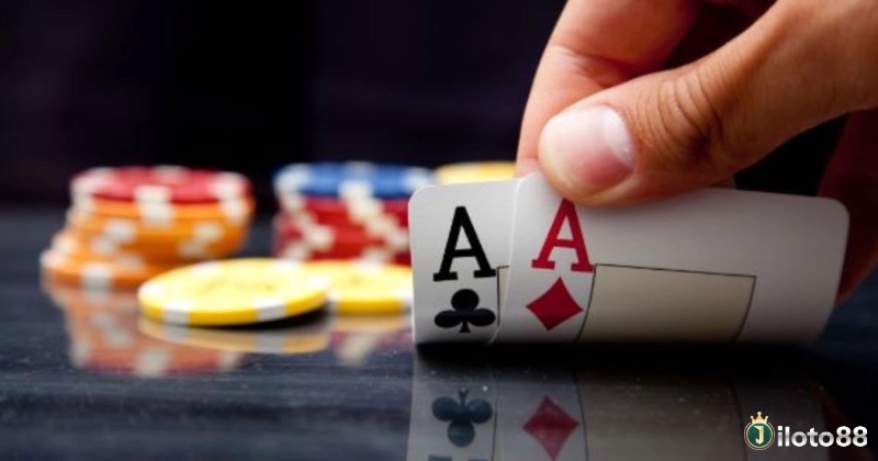 Người chơi Blackjack và Xì Lát cố gắng đạt tổng điểm cao hơn nhà cái mà không vượt 21, cân nhắc giữa rút thêm bài hay dừng lại