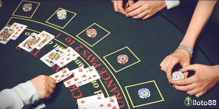 Người chơi Blackjack và Xì Lát sử dụng chiến thuật cơ bản như rút, dừng, cược gấp đôi và đôi khi áp dụng tách bài hoặc bảo hiểm để tối ưu cơ hội thắng
