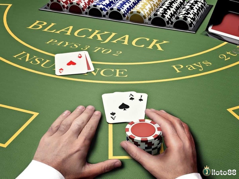 Người chơi Blackjack và Xì Lát nhận hai lá bài và quyết định rút thêm, dừng hoặc cược gấp đôi dựa trên tổng điểm và lá bài của nhà cái