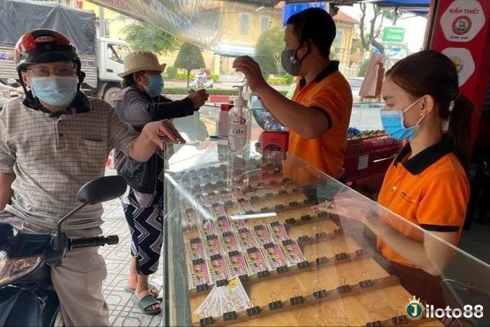 Mua vé số tại đại lý chính thức giúp hạn chế tối đa nguy cơ mua phải vé giả.