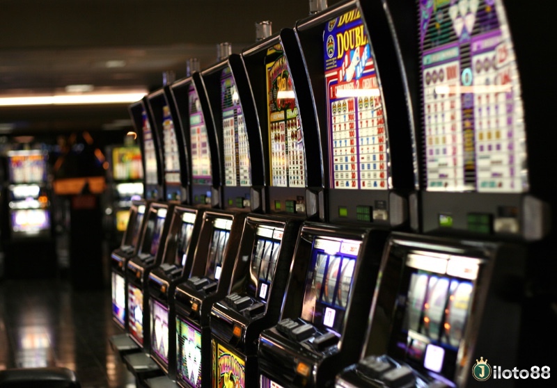 Slot machine là gì – trò chơi quay cuộn biểu tượng, nơi mọi kết quả được quyết định hoàn toàn bởi may mắn.