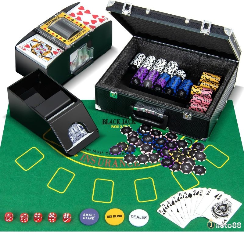 Các vật dụng như Shoe, Chip hay Cut Card đảm bảo sự công bằng và minh bạch trong Baccarat.