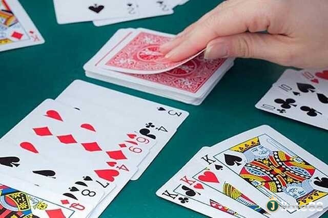 Tìm hiểu bài Phỏm là gì cũng như những kinh nghiệm giúp chơi bài hiệu quả và dễ thắng hơn
